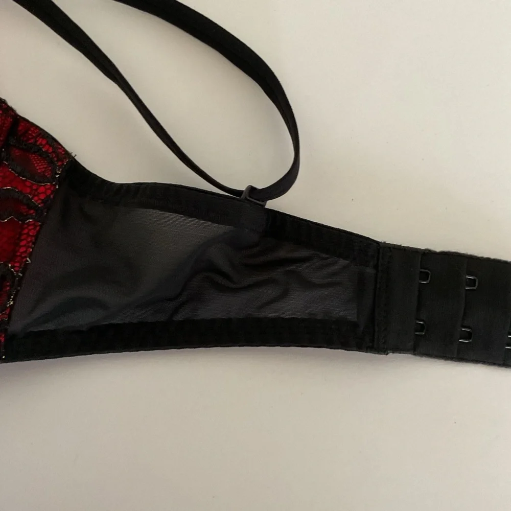 Victorias Secret Very Sexy Plunge Bra NWOT  size 34D